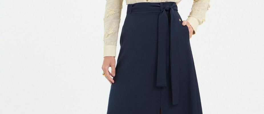 Descubra como usar saia midi com tênis e ficar elegante!
