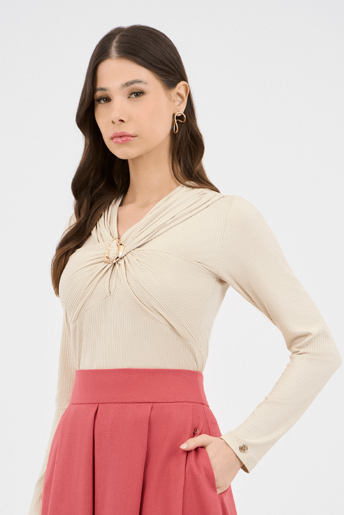 16 blusa bege em malha com detalhe franzido e fivela
