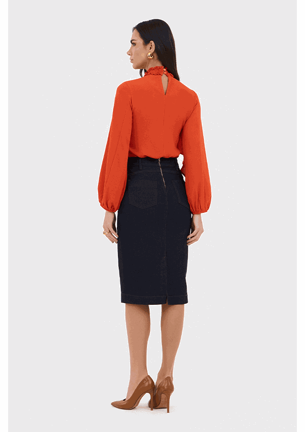 Blusa Coral Plano Com Gola Alta E Babado