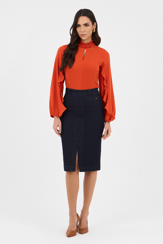 05 blusa coral plano com gola alta e babado