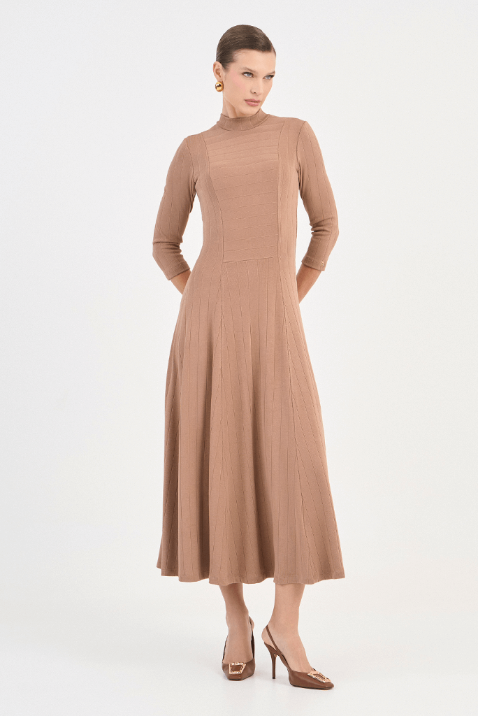 01 vestido amendoa de malha midi com recortes