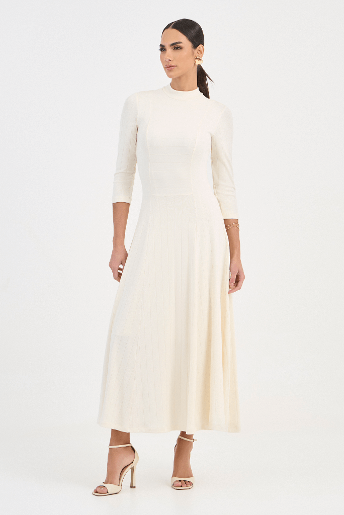 03 vestido off white de malha midi com recortes