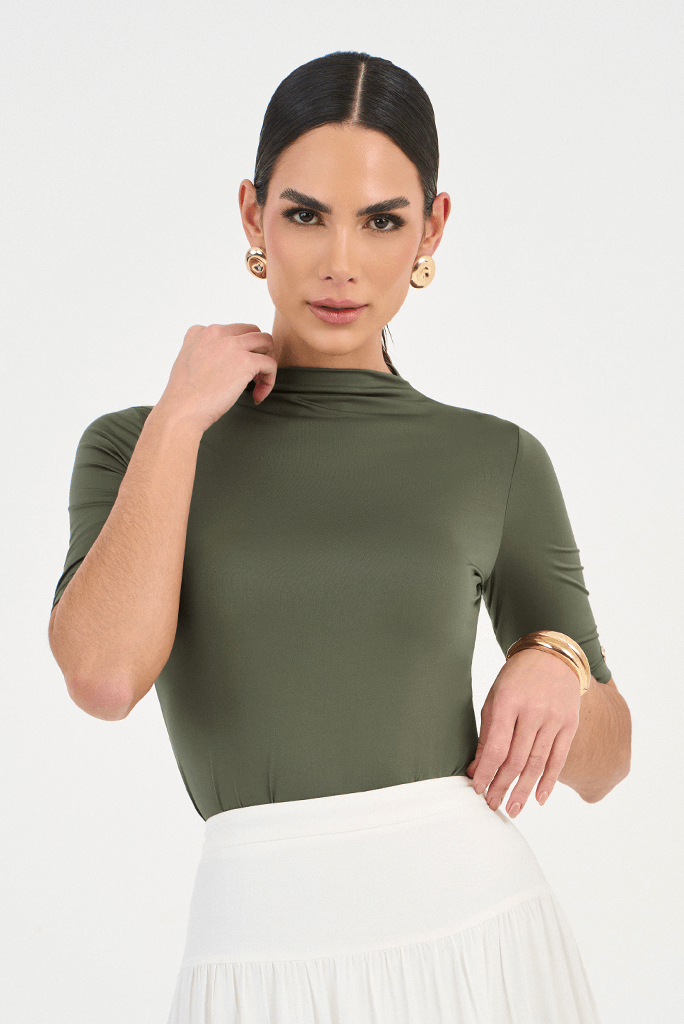 02 blusa verde manga curta em malha com gola alta